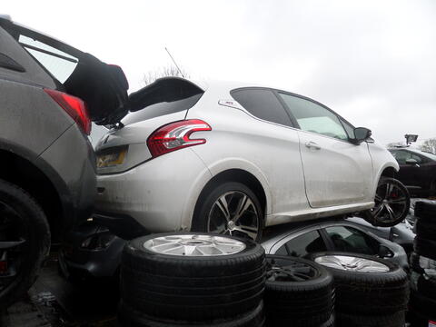 Breaking Peugeot 208 gti for spares #2