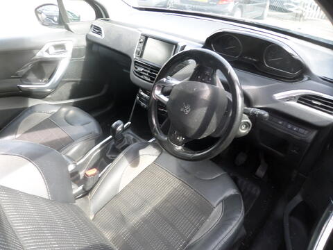 Breaking Peugeot 2014 2008 for spares #6